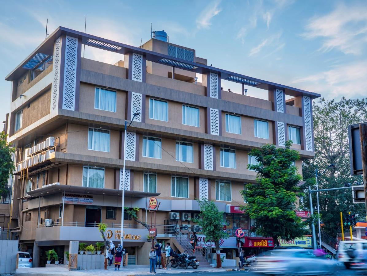 Hotel Pleasant Lake Αχμπανταμπάντ Εξωτερικό φωτογραφία