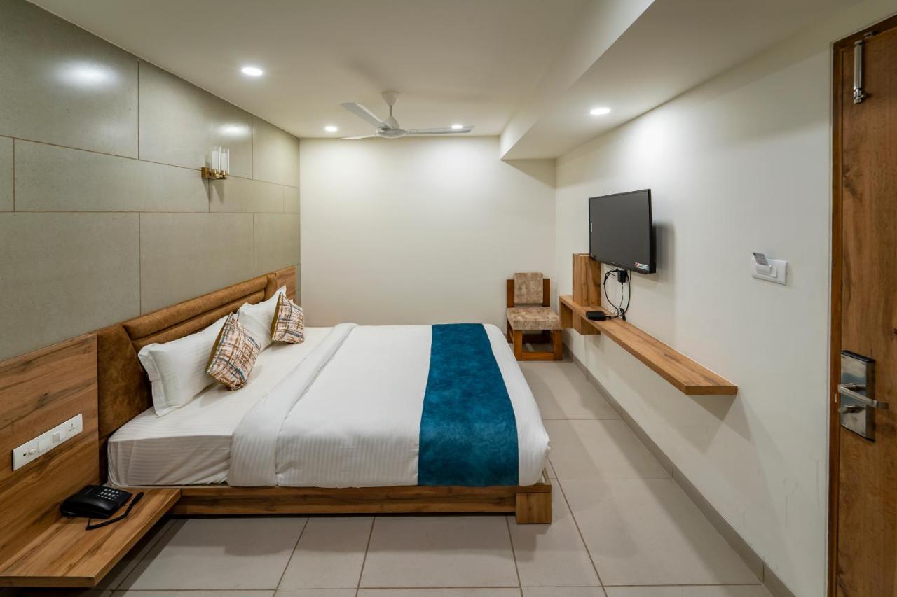 Hotel Pleasant Lake Αχμπανταμπάντ Εξωτερικό φωτογραφία
