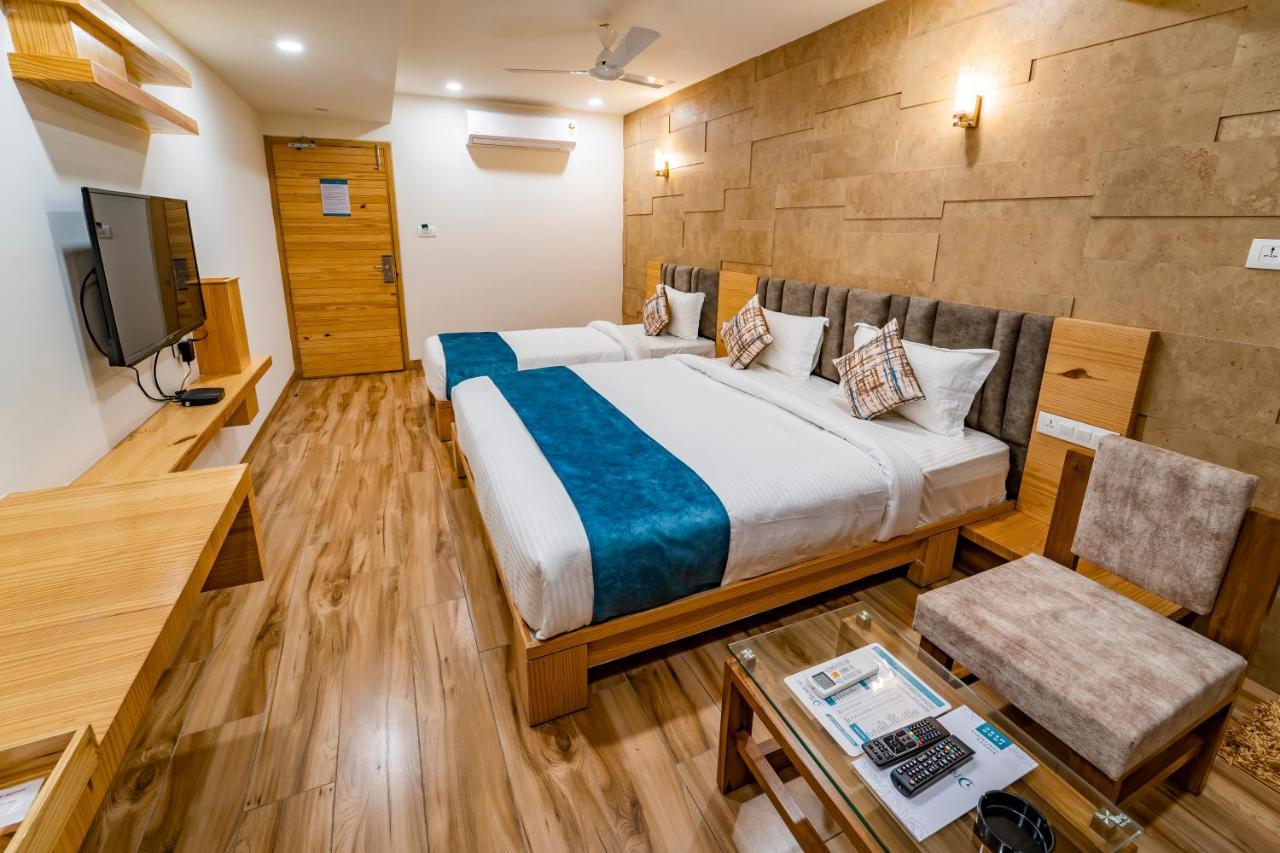 Hotel Pleasant Lake Αχμπανταμπάντ Εξωτερικό φωτογραφία