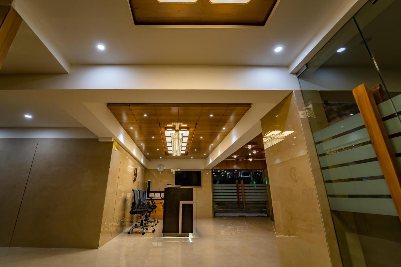 Hotel Pleasant Lake Αχμπανταμπάντ Εξωτερικό φωτογραφία