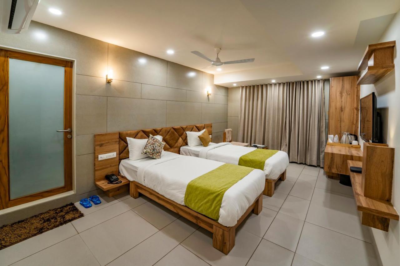 Hotel Pleasant Lake Αχμπανταμπάντ Εξωτερικό φωτογραφία