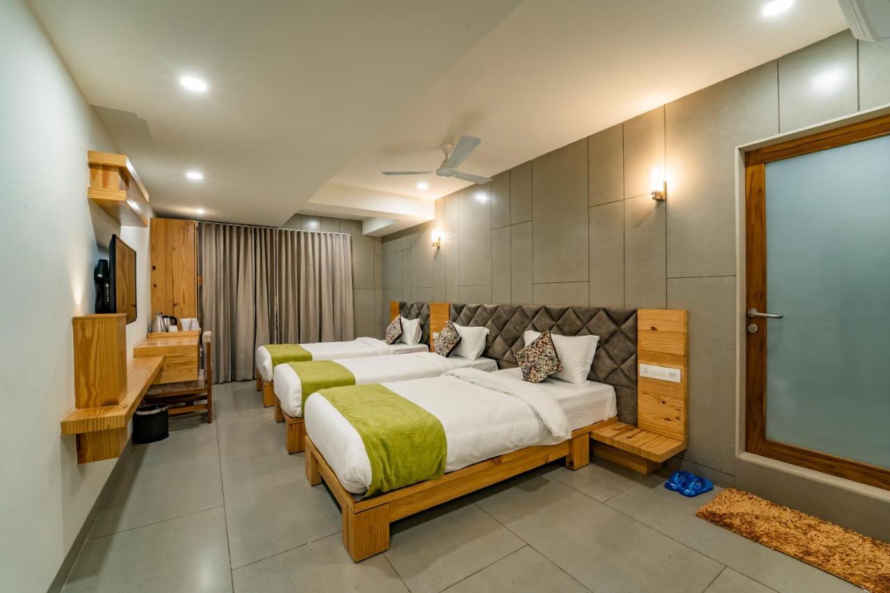 Hotel Pleasant Lake Αχμπανταμπάντ Εξωτερικό φωτογραφία