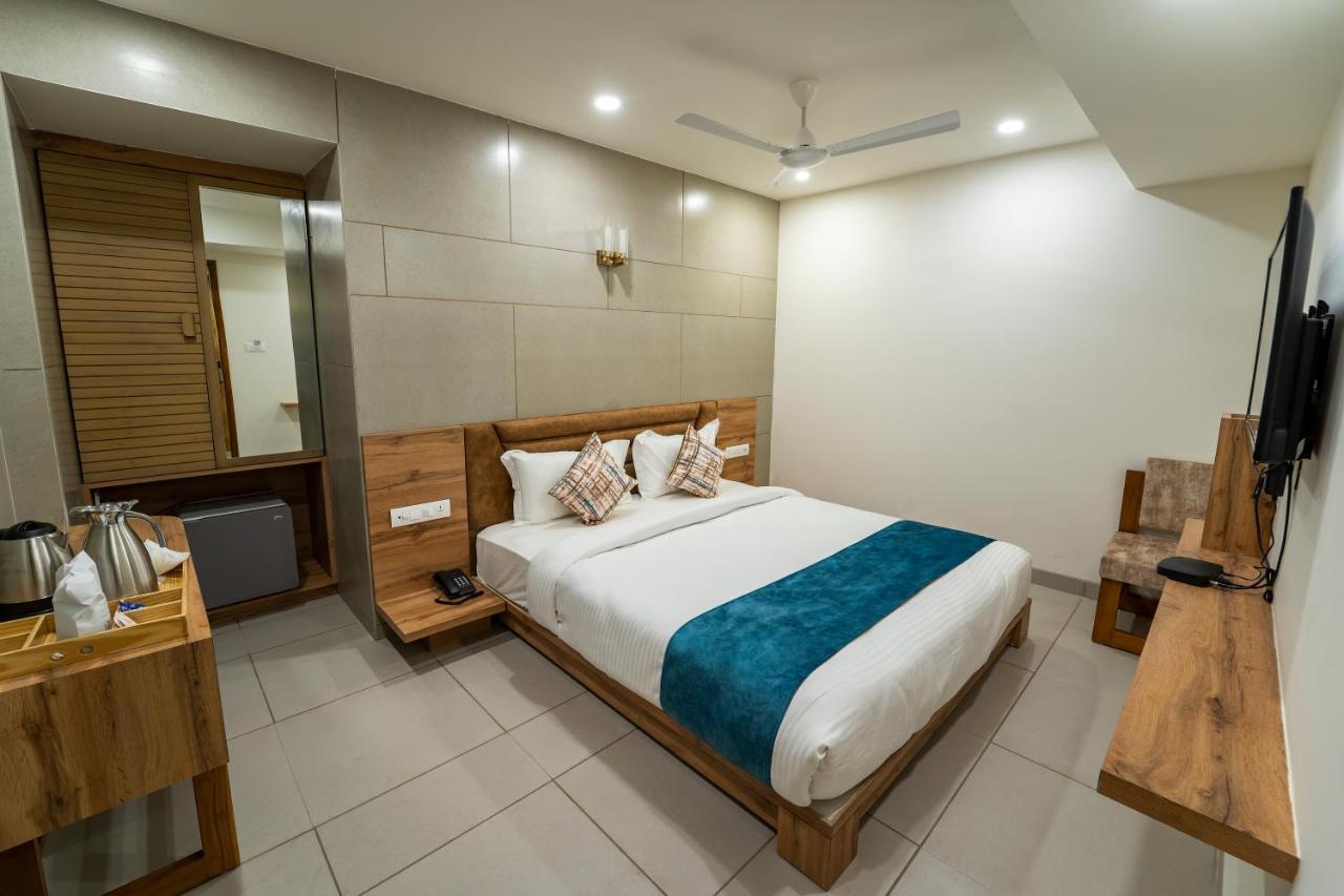 Hotel Pleasant Lake Αχμπανταμπάντ Εξωτερικό φωτογραφία