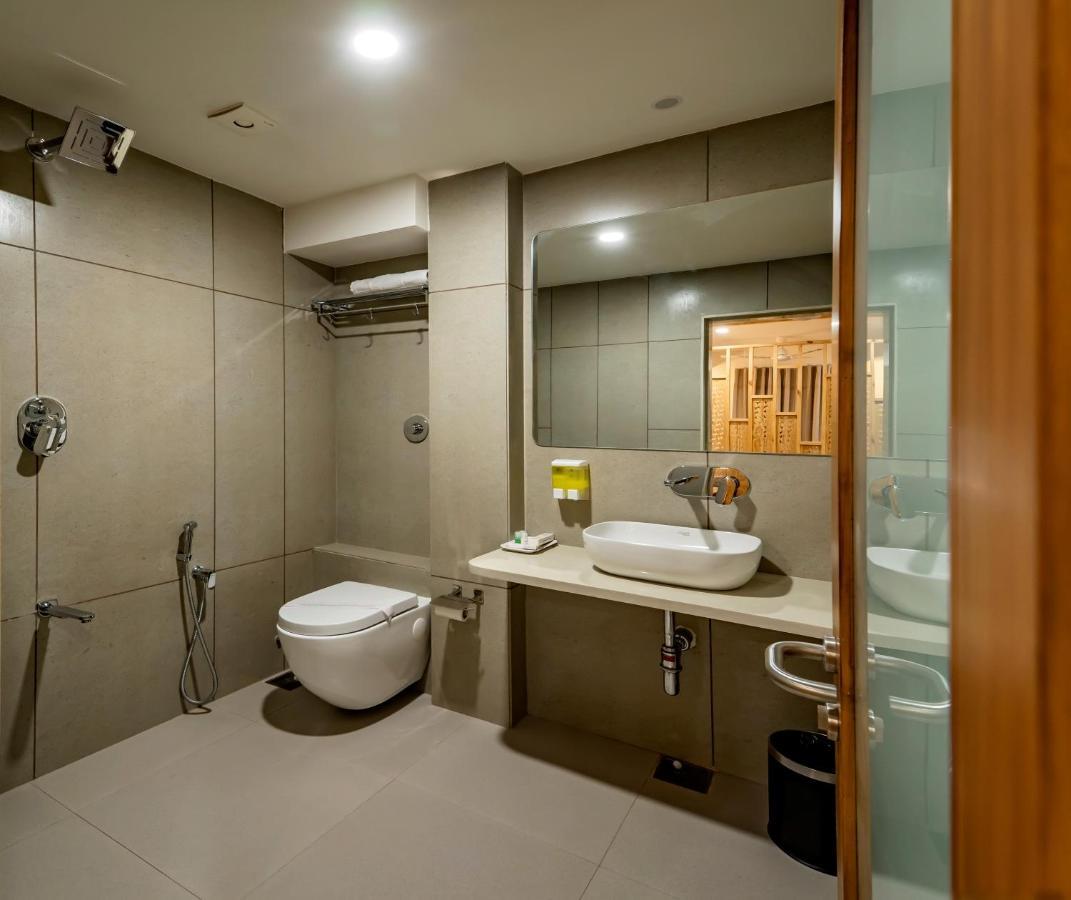 Hotel Pleasant Lake Αχμπανταμπάντ Εξωτερικό φωτογραφία