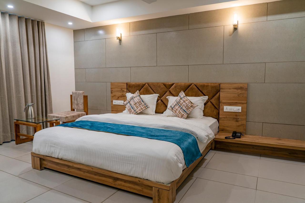 Hotel Pleasant Lake Αχμπανταμπάντ Εξωτερικό φωτογραφία