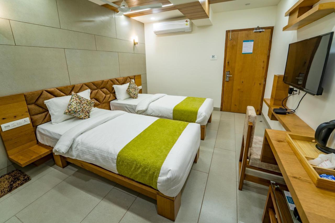 Hotel Pleasant Lake Αχμπανταμπάντ Εξωτερικό φωτογραφία