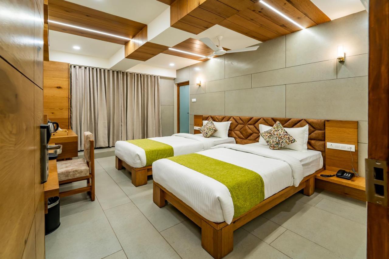 Hotel Pleasant Lake Αχμπανταμπάντ Εξωτερικό φωτογραφία