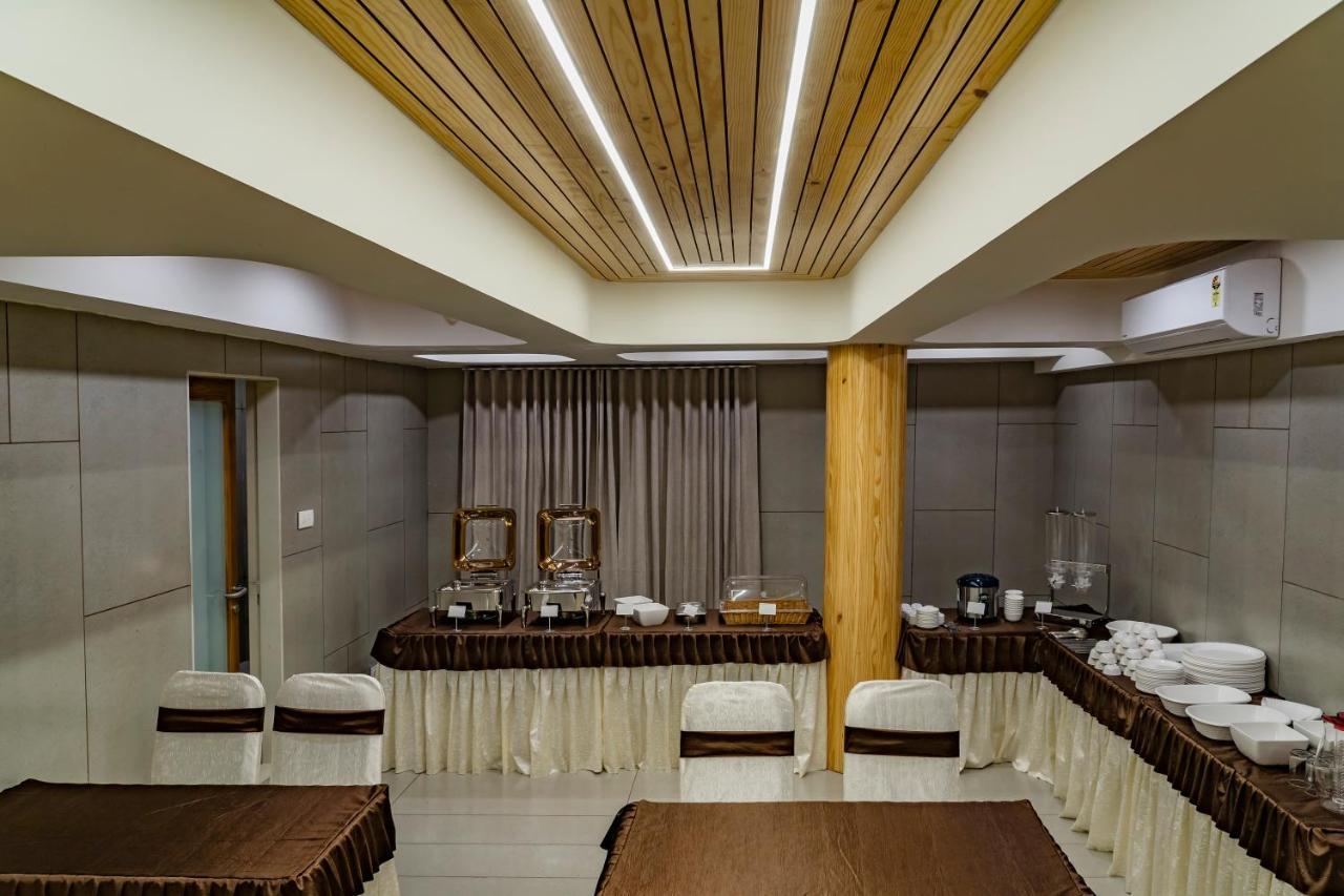 Hotel Pleasant Lake Αχμπανταμπάντ Εξωτερικό φωτογραφία